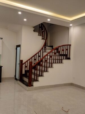 NHÀ ĐẸP MỚI TOANH – NGÕ THÔNG Ô TÔ ĐỖ CỔNG – GẦN CHỢ CỔ LINH, HỒ THẠCH BÀN – 5 PHÚT RA TTTM AEON, CẦU VĨNH TUY – 10 PHÚT SANG PHỐ CỔ.